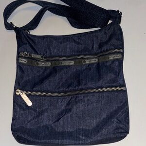 LeSPORT SAC DARK BLUE CROSSBODY DOUBLE ZIP POCKETS ON FRONT NYLON MATERIAL